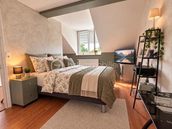 Découvrez cette maison de ville d’environ 91 m² habitables, offrant de beaux volumes, un terrain, un garage ainsi que deux places de stationnement privatives sur l’avant.

Au rez-de-chaussée, vous profiterez d’une pièce de vie d’environ 37 m², d’une cuisine entièrement équipée avec accès direct au terrain, ainsi que d’un espace buanderie disposant également d’une douche et d’un WC.

À l’étage :

Une chambre de 12,90 m²
Une chambre de 15,30 m²
Un bureau
Une salle de bain équipée d’une baignoire, d’une douche et d’un WC

Un grenier complète la maison et offre un espace de stockage supplémentaire.

Les + :

Terrain ( 134m2 ) 
Garage
2 places de parking privatives
Cuisine entièrement équipée
Chaudière gaz de ville
Menuiseries PVC double vitrage
Toiture en ardoise
Taxe foncière : 1 098 €

Une maison fonctionnelle disposant de beaux volumes et de nombreux espaces annexes, idéale pour un couple ou une famille.

À découvrir rapidement !