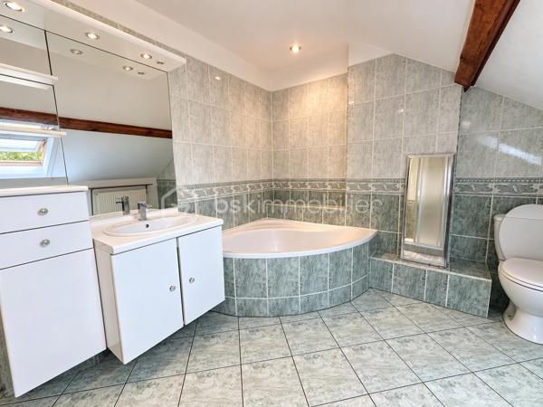 Découvrez cette maison de ville d’environ 91 m² habitables, offrant de beaux volumes, un terrain, un garage ainsi que deux places de stationnement privatives sur l’avant.

Au rez-de-chaussée, vous profiterez d’une pièce de vie d’environ 37 m², d’une cuisine entièrement équipée avec accès direct au terrain, ainsi que d’un espace buanderie disposant également d’une douche et d’un WC.

À l’étage :

Une chambre de 12,90 m²
Une chambre de 15,30 m²
Un bureau
Une salle de bain équipée d’une baignoire, d’une douche et d’un WC

Un grenier complète la maison et offre un espace de stockage supplémentaire.

Les + :

Terrain ( 134m2 ) 
Garage
2 places de parking privatives
Cuisine entièrement équipée
Chaudière gaz de ville
Menuiseries PVC double vitrage
Toiture en ardoise
Taxe foncière : 1 098 €

Une maison fonctionnelle disposant de beaux volumes et de nombreux espaces annexes, idéale pour un couple ou une famille.

À découvrir rapidement !