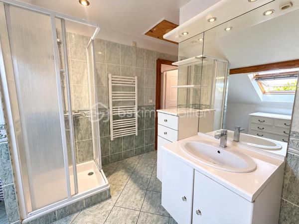 Découvrez cette maison de ville d’environ 91 m² habitables, offrant de beaux volumes, un terrain, un garage ainsi que deux places de stationnement privatives sur l’avant.

Au rez-de-chaussée, vous profiterez d’une pièce de vie d’environ 37 m², d’une cuisine entièrement équipée avec accès direct au terrain, ainsi que d’un espace buanderie disposant également d’une douche et d’un WC.

À l’étage :

Une chambre de 12,90 m²
Une chambre de 15,30 m²
Un bureau
Une salle de bain équipée d’une baignoire, d’une douche et d’un WC

Un grenier complète la maison et offre un espace de stockage supplémentaire.

Les + :

Terrain ( 134m2 ) 
Garage
2 places de parking privatives
Cuisine entièrement équipée
Chaudière gaz de ville
Menuiseries PVC double vitrage
Toiture en ardoise
Taxe foncière : 1 098 €

Une maison fonctionnelle disposant de beaux volumes et de nombreux espaces annexes, idéale pour un couple ou une famille.

À découvrir rapidement !