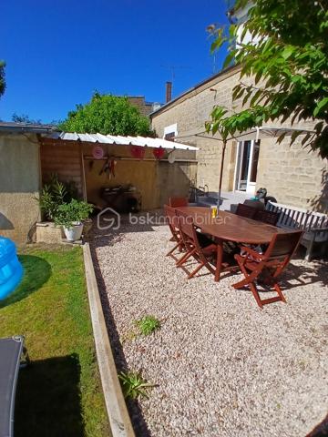 Découvrez cette maison de ville d’environ 91 m² habitables, offrant de beaux volumes, un terrain, un garage ainsi que deux places de stationnement privatives sur l’avant.

Au rez-de-chaussée, vous profiterez d’une pièce de vie d’environ 37 m², d’une cuisine entièrement équipée avec accès direct au terrain, ainsi que d’un espace buanderie disposant également d’une douche et d’un WC.

À l’étage :

Une chambre de 12,90 m²
Une chambre de 15,30 m²
Un bureau
Une salle de bain équipée d’une baignoire, d’une douche et d’un WC

Un grenier complète la maison et offre un espace de stockage supplémentaire.

Les + :

Terrain ( 134m2 ) 
Garage
2 places de parking privatives
Cuisine entièrement équipée
Chaudière gaz de ville
Menuiseries PVC double vitrage
Toiture en ardoise
Taxe foncière : 1 098 €

Une maison fonctionnelle disposant de beaux volumes et de nombreux espaces annexes, idéale pour un couple ou une famille.

À découvrir rapidement !