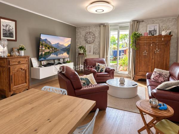 Découvrez cette maison de ville d’environ 91 m² habitables, offrant de beaux volumes, un terrain, un garage ainsi que deux places de stationnement privatives sur l’avant.

Au rez-de-chaussée, vous profiterez d’une pièce de vie d’environ 37 m², d’une cuisine entièrement équipée avec accès direct au terrain, ainsi que d’un espace buanderie disposant également d’une douche et d’un WC.

À l’étage :

Une chambre de 12,90 m²
Une chambre de 15,30 m²
Un bureau
Une salle de bain équipée d’une baignoire, d’une douche et d’un WC

Un grenier complète la maison et offre un espace de stockage supplémentaire.

Les + :

Terrain ( 134m2 ) 
Garage
2 places de parking privatives
Cuisine entièrement équipée
Chaudière gaz de ville
Menuiseries PVC double vitrage
Toiture en ardoise
Taxe foncière : 1 098 €

Une maison fonctionnelle disposant de beaux volumes et de nombreux espaces annexes, idéale pour un couple ou une famille.

À découvrir rapidement !