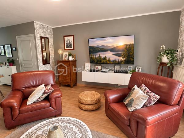 Découvrez cette maison de ville d’environ 91 m² habitables, offrant de beaux volumes, un terrain, un garage ainsi que deux places de stationnement privatives sur l’avant.

Au rez-de-chaussée, vous profiterez d’une pièce de vie d’environ 37 m², d’une cuisine entièrement équipée avec accès direct au terrain, ainsi que d’un espace buanderie disposant également d’une douche et d’un WC.

À l’étage :

Une chambre de 12,90 m²
Une chambre de 15,30 m²
Un bureau
Une salle de bain équipée d’une baignoire, d’une douche et d’un WC

Un grenier complète la maison et offre un espace de stockage supplémentaire.

Les + :

Terrain ( 134m2 ) 
Garage
2 places de parking privatives
Cuisine entièrement équipée
Chaudière gaz de ville
Menuiseries PVC double vitrage
Toiture en ardoise
Taxe foncière : 1 098 €

Une maison fonctionnelle disposant de beaux volumes et de nombreux espaces annexes, idéale pour un couple ou une famille.

À découvrir rapidement !