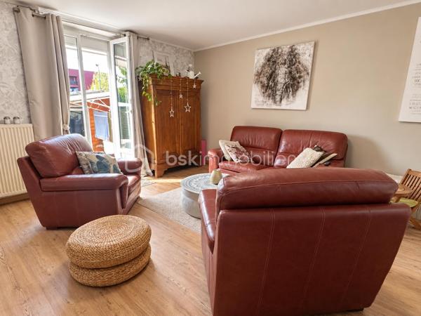 Découvrez cette maison de ville d’environ 91 m² habitables, offrant de beaux volumes, un terrain, un garage ainsi que deux places de stationnement privatives sur l’avant.

Au rez-de-chaussée, vous profiterez d’une pièce de vie d’environ 37 m², d’une cuisine entièrement équipée avec accès direct au terrain, ainsi que d’un espace buanderie disposant également d’une douche et d’un WC.

À l’étage :

Une chambre de 12,90 m²
Une chambre de 15,30 m²
Un bureau
Une salle de bain équipée d’une baignoire, d’une douche et d’un WC

Un grenier complète la maison et offre un espace de stockage supplémentaire.

Les + :

Terrain ( 134m2 ) 
Garage
2 places de parking privatives
Cuisine entièrement équipée
Chaudière gaz de ville
Menuiseries PVC double vitrage
Toiture en ardoise
Taxe foncière : 1 098 €

Une maison fonctionnelle disposant de beaux volumes et de nombreux espaces annexes, idéale pour un couple ou une famille.

À découvrir rapidement !