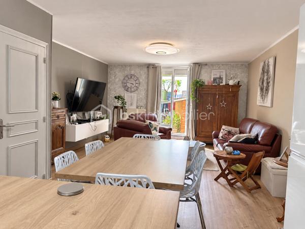 Découvrez cette maison de ville d’environ 91 m² habitables, offrant de beaux volumes, un terrain, un garage ainsi que deux places de stationnement privatives sur l’avant.

Au rez-de-chaussée, vous profiterez d’une pièce de vie d’environ 37 m², d’une cuisine entièrement équipée avec accès direct au terrain, ainsi que d’un espace buanderie disposant également d’une douche et d’un WC.

À l’étage :

Une chambre de 12,90 m²
Une chambre de 15,30 m²
Un bureau
Une salle de bain équipée d’une baignoire, d’une douche et d’un WC

Un grenier complète la maison et offre un espace de stockage supplémentaire.

Les + :

Terrain ( 134m2 ) 
Garage
2 places de parking privatives
Cuisine entièrement équipée
Chaudière gaz de ville
Menuiseries PVC double vitrage
Toiture en ardoise
Taxe foncière : 1 098 €

Une maison fonctionnelle disposant de beaux volumes et de nombreux espaces annexes, idéale pour un couple ou une famille.

À découvrir rapidement !