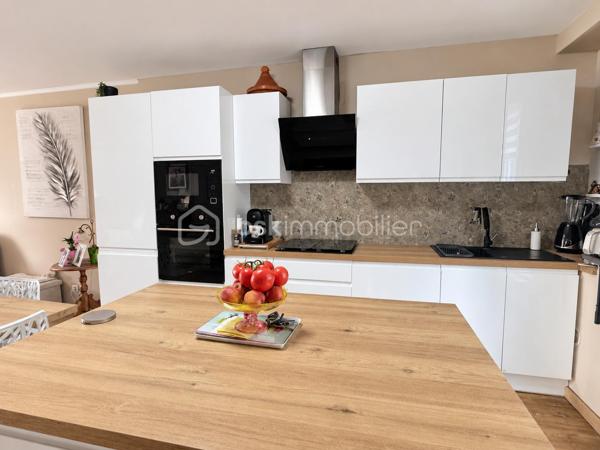 Découvrez cette maison de ville d’environ 91 m² habitables, offrant de beaux volumes, un terrain, un garage ainsi que deux places de stationnement privatives sur l’avant.

Au rez-de-chaussée, vous profiterez d’une pièce de vie d’environ 37 m², d’une cuisine entièrement équipée avec accès direct au terrain, ainsi que d’un espace buanderie disposant également d’une douche et d’un WC.

À l’étage :

Une chambre de 12,90 m²
Une chambre de 15,30 m²
Un bureau
Une salle de bain équipée d’une baignoire, d’une douche et d’un WC

Un grenier complète la maison et offre un espace de stockage supplémentaire.

Les + :

Terrain ( 134m2 ) 
Garage
2 places de parking privatives
Cuisine entièrement équipée
Chaudière gaz de ville
Menuiseries PVC double vitrage
Toiture en ardoise
Taxe foncière : 1 098 €

Une maison fonctionnelle disposant de beaux volumes et de nombreux espaces annexes, idéale pour un couple ou une famille.

À découvrir rapidement !