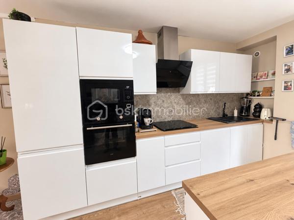 Découvrez cette maison de ville d’environ 91 m² habitables, offrant de beaux volumes, un terrain, un garage ainsi que deux places de stationnement privatives sur l’avant.

Au rez-de-chaussée, vous profiterez d’une pièce de vie d’environ 37 m², d’une cuisine entièrement équipée avec accès direct au terrain, ainsi que d’un espace buanderie disposant également d’une douche et d’un WC.

À l’étage :

Une chambre de 12,90 m²
Une chambre de 15,30 m²
Un bureau
Une salle de bain équipée d’une baignoire, d’une douche et d’un WC

Un grenier complète la maison et offre un espace de stockage supplémentaire.

Les + :

Terrain ( 134m2 ) 
Garage
2 places de parking privatives
Cuisine entièrement équipée
Chaudière gaz de ville
Menuiseries PVC double vitrage
Toiture en ardoise
Taxe foncière : 1 098 €

Une maison fonctionnelle disposant de beaux volumes et de nombreux espaces annexes, idéale pour un couple ou une famille.

À découvrir rapidement !