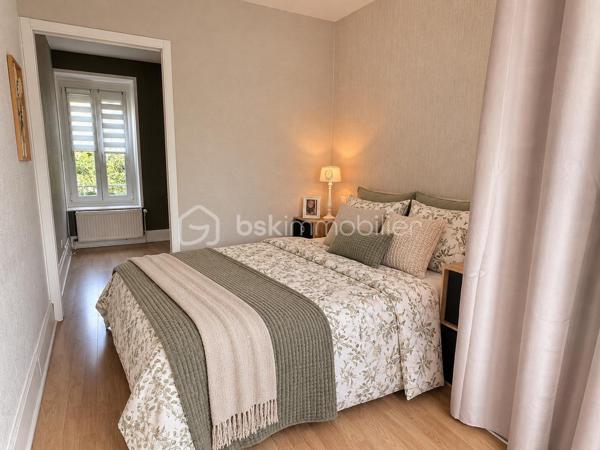 Découvrez cette maison de ville d’environ 91 m² habitables, offrant de beaux volumes, un terrain, un garage ainsi que deux places de stationnement privatives sur l’avant.

Au rez-de-chaussée, vous profiterez d’une pièce de vie d’environ 37 m², d’une cuisine entièrement équipée avec accès direct au terrain, ainsi que d’un espace buanderie disposant également d’une douche et d’un WC.

À l’étage :

Une chambre de 12,90 m²
Une chambre de 15,30 m²
Un bureau
Une salle de bain équipée d’une baignoire, d’une douche et d’un WC

Un grenier complète la maison et offre un espace de stockage supplémentaire.

Les + :

Terrain ( 134m2 ) 
Garage
2 places de parking privatives
Cuisine entièrement équipée
Chaudière gaz de ville
Menuiseries PVC double vitrage
Toiture en ardoise
Taxe foncière : 1 098 €

Une maison fonctionnelle disposant de beaux volumes et de nombreux espaces annexes, idéale pour un couple ou une famille.

À découvrir rapidement !