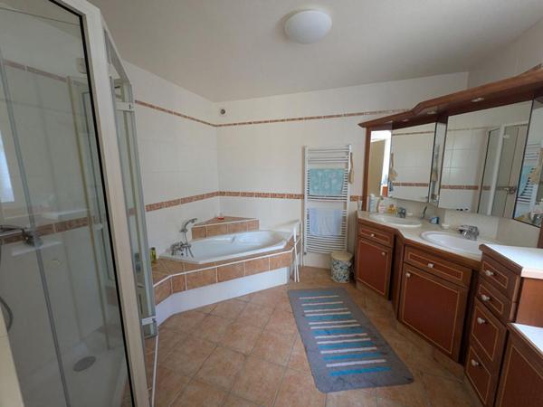 5MN DE LAMBALLE. 4 chambres-garage