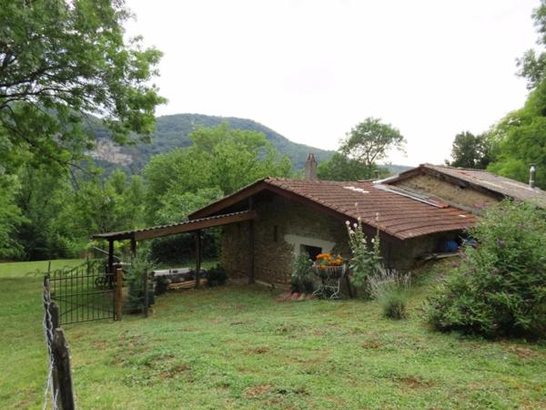 Dpt Ain (01), à vendre TORCIEU grangeon en pierres P2 d'environ 40 m² et terrain de 4362 m²