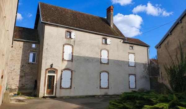 Maison de caractère avec jardin clos et dépendances