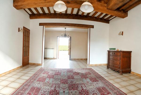 Maison de caractère avec jardin clos et dépendances