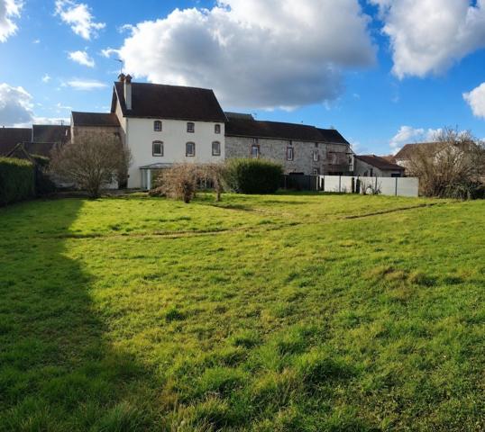 Maison de caractère avec jardin clos et dépendances