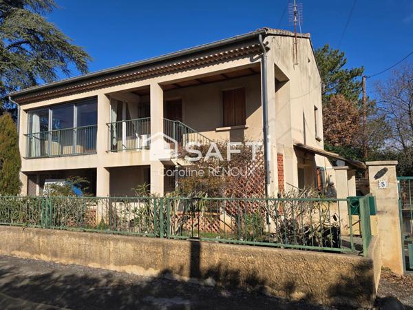 Villa sur un niveau composée de deux appartements avec jardin plat proche des commodités