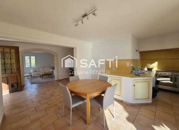 Villa sur un niveau composée de deux appartements avec jardin plat proche des commodités