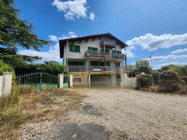 Immeuble commercial comprenant 5 appartements