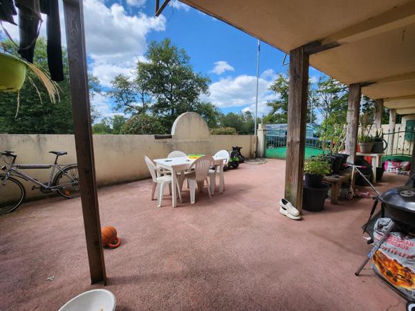 Immeuble commercial comprenant 5 appartements