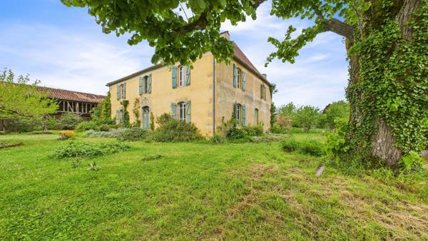Ensemble immobilier empreint de charme, d'authenticité et d'une élégance discrète. Marciac