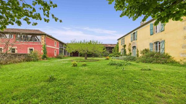 Ensemble immobilier empreint de charme, d'authenticité et d'une élégance discrète. Marciac