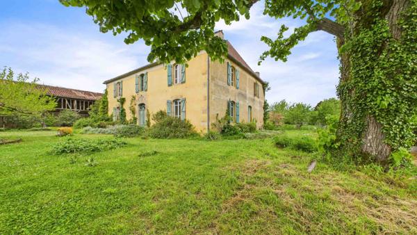 Ensemble immobilier empreint de charme, d'authenticité et d'une élégance discrète. Marciac