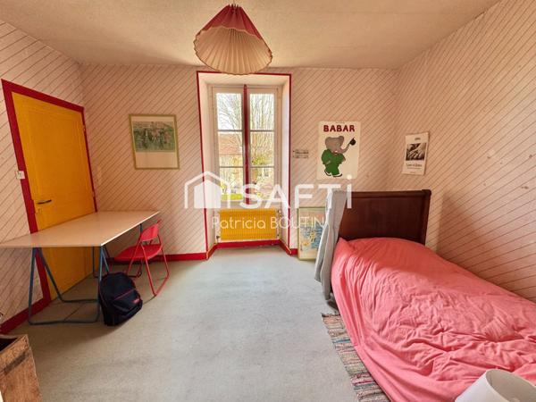 MAISON EN PIERRE 5 CHAMBRES + BUREAU ET JARDIN A MELLE