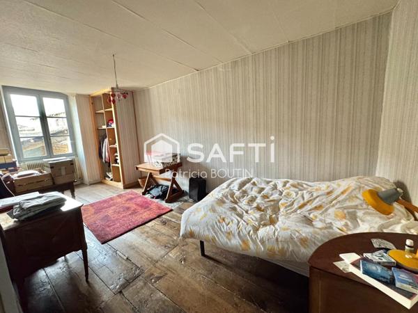 MAISON EN PIERRE 5 CHAMBRES + BUREAU ET JARDIN A MELLE