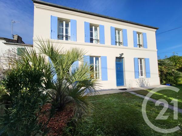 Maison à vendre  5 pièces - 144 m 2   SAINTES  - 17