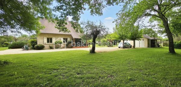 Vous recherchez espace, nature et tranquillité sans vis à vis et sans être isolé ?

Cette maison familiale est implantée dans un magnifique parc clos et arboré de 3 600 m² sans vis-à-vis, composé de superbes chênes centenaires, d’arbres fruitiers de différentes essences et de végétation variée, offrant un cadre de vie rare et paisible.
Situation idéale proche des commerces, écoles et services, avec accès rapide à l’A89.
Maison lumineuse et agréable à vivre
Belle pièce de vie d’environ 55 m² avec poêle à bois, ouverte sur une pergola.
Cuisine Schmidt récente avec accès véranda.

Au rez-de-chaussée :
• 1 chambre avec vue et accès piscine
• salle de bain
• WC indépendant

À l’étage :
• 3 chambres
• salle d’eau avec WC
• petite pièce pouvant servir de bureau

Extérieurs
Belle piscine 8 × 4 sécurisée, entourée de dalles en pierre.
Terrasse semi-couverte devant la piscine idéale pour les repas en extérieur.
Le parc arboré avec chênes centenaires et arbres fruitiers offre un environnement naturel exceptionnel.
Un puits fonctionnel permet l’arrosage du jardin et l’alimentation de la piscine.

Confort et dépendances
• Menuiseries aluminium extérieur / bois intérieur
• Volets aluminium isolés
• Chaudière à condensation
• Ballon solaire
• Poêle à bois
• Portail électrique et visiophone

Deux garages complètent l’ensemble :
• Garage 35 m² avec mezzanine
• Garage 21 m² aménageable en studio ou bureau
Assainissement microstation conforme installée en 2025.

Les points forts
✔ Parc clos 3 600 m² sans vis-à-vis
✔ Chênes centenaires et arbres fruitiers
✔ Piscine et extérieurs soignés
✔ 4 chambres
✔ Potentiel studio indépendant
✔ Calme tout en restant proche des commodités
📞 Contactez-moi pour plus d’informations ou organiser une visite.