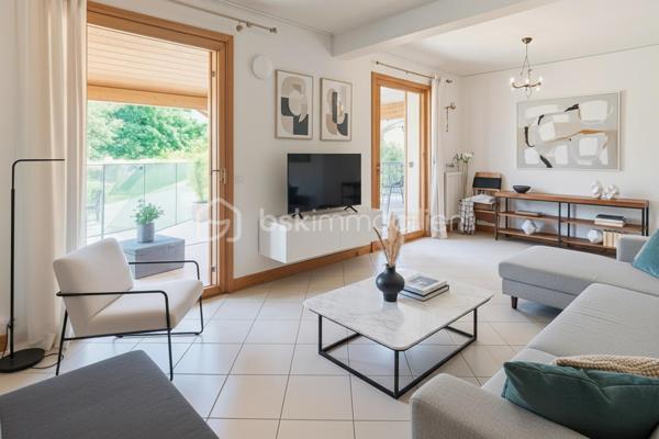 Vous recherchez espace, nature et tranquillité sans vis à vis et sans être isolé ?

Cette maison familiale est implantée dans un magnifique parc clos et arboré de 3 600 m² sans vis-à-vis, composé de superbes chênes centenaires, d’arbres fruitiers de différentes essences et de végétation variée, offrant un cadre de vie rare et paisible.
Situation idéale proche des commerces, écoles et services, avec accès rapide à l’A89.
Maison lumineuse et agréable à vivre
Belle pièce de vie d’environ 55 m² avec poêle à bois, ouverte sur une pergola.
Cuisine Schmidt récente avec accès véranda.

Au rez-de-chaussée :
• 1 chambre avec vue et accès piscine
• salle de bain
• WC indépendant

À l’étage :
• 3 chambres
• salle d’eau avec WC
• petite pièce pouvant servir de bureau

Extérieurs
Belle piscine 8 × 4 sécurisée, entourée de dalles en pierre.
Terrasse semi-couverte devant la piscine idéale pour les repas en extérieur.
Le parc arboré avec chênes centenaires et arbres fruitiers offre un environnement naturel exceptionnel.
Un puits fonctionnel permet l’arrosage du jardin et l’alimentation de la piscine.

Confort et dépendances
• Menuiseries aluminium extérieur / bois intérieur
• Volets aluminium isolés
• Chaudière à condensation
• Ballon solaire
• Poêle à bois
• Portail électrique et visiophone

Deux garages complètent l’ensemble :
• Garage 35 m² avec mezzanine
• Garage 21 m² aménageable en studio ou bureau
Assainissement microstation conforme installée en 2025.

Les points forts
✔ Parc clos 3 600 m² sans vis-à-vis
✔ Chênes centenaires et arbres fruitiers
✔ Piscine et extérieurs soignés
✔ 4 chambres
✔ Potentiel studio indépendant
✔ Calme tout en restant proche des commodités
📞 Contactez-moi pour plus d’informations ou organiser une visite.