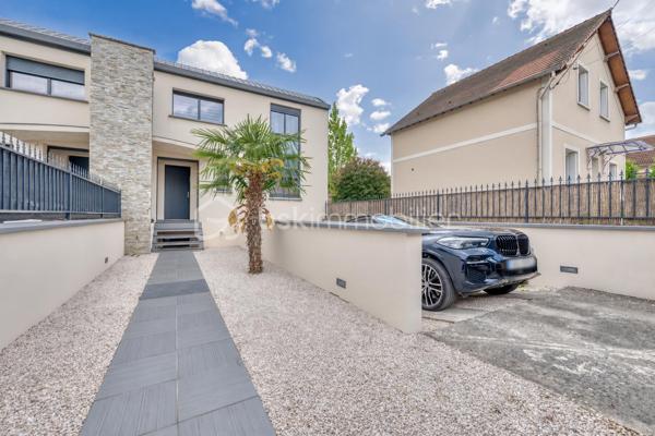 Rebecca SEBARG – BSK Immobilier a le plaisir de vous présenter cette magnifique maison familiale construite en 2014, offrant environ 96 m² habitables, auxquels s’ajoutent de généreux espaces aménagés, édifiée sur un terrain d’environ 229 m², dans un quartier calme et résidentiel, à proximité de l’école des Chênes.

Dès l’entrée, vous découvrirez un espace fonctionnel avec placard de rangement et WC séparés.

Le rez-de-chaussée se compose d’un agréable double séjour, lumineux et convivial, bénéficiant d’un accès direct à la terrasse et au jardin, ainsi que d’une grande cuisine indépendante de 13m2. 
Un accès direct permet également de rejoindre le sous-sol.

À l’étage, l’espace nuit offre trois chambres, dont une suite parentale avec dressing et salle d’eau privative avec WC. Une seconde salle de bains avec WC complète ce niveau.

Au deuxième étage, les combles aménagés développent environ 35 m² de surface au sol supplémentaire, non comptabilisés dans les 96 m² habitables : un véritable espace complémentaire, salle de jeux pour enfants ou stockage.

Le sous-sol réserve également une belle surprise avec un espace aménagé d’environ 34 m², organisé en deux-pièces, comprenant une pièce de vie avec cuisine ouverte d’environ 17,5 m², un espace nuit d’environ 11,5 m², ainsi qu’une salle de bains avec WC d’environ 5 m² et son entrée indépendante.

Une buanderie / chaufferie d’environ 9,5 m² complète ce niveau.

LES PLUS :

• Excellent classement énergétique avec un DPE B
• Chaudière gaz à condensation
• Ballon d’eau chaude neuf
• Plancher chauffant au rez-de-chaussée
• Climatisation air/air dans le séjour et les trois chambres
• Fenêtres en aluminium double vitrage
• Volets roulants électriques
• Portail électrique
• Possibilité de stationner deux véhicules sur la propriété
• Environ 34 m² aménagés supplémentaires au sous-sol
• Environ 35 m² au sol supplémentaires dans les combles aménagés
Taxe foncière: 2200€

POINT DE TRANSPARENCE : la maison est accolée sur un côté. Les deux constructions disposent de murs séparatifs distincts, avec joint de séparation visible entre les bâtiments.

De belles prestations, de beaux volumes et surtout de nombreux espaces complémentaires, pour cette jolie maison parfaitement adaptée à la vie de famille.

Une maison qui n’attend plus que sa nouvelle famille !

Pour davantage de renseignements ou pour organiser une visite, contactez Rebecca SEBARG – BSK Immobilier.