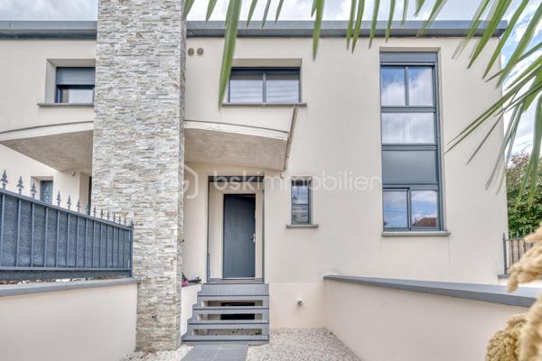 Rebecca SEBARG – BSK Immobilier a le plaisir de vous présenter cette magnifique maison familiale construite en 2014, offrant environ 96 m² habitables, auxquels s’ajoutent de généreux espaces aménagés, édifiée sur un terrain d’environ 229 m², dans un quartier calme et résidentiel, à proximité de l’école des Chênes.

Dès l’entrée, vous découvrirez un espace fonctionnel avec placard de rangement et WC séparés.

Le rez-de-chaussée se compose d’un agréable double séjour, lumineux et convivial, bénéficiant d’un accès direct à la terrasse et au jardin, ainsi que d’une grande cuisine indépendante de 13m2. 
Un accès direct permet également de rejoindre le sous-sol.

À l’étage, l’espace nuit offre trois chambres, dont une suite parentale avec dressing et salle d’eau privative avec WC. Une seconde salle de bains avec WC complète ce niveau.

Au deuxième étage, les combles aménagés développent environ 35 m² de surface au sol supplémentaire, non comptabilisés dans les 96 m² habitables : un véritable espace complémentaire, salle de jeux pour enfants ou stockage.

Le sous-sol réserve également une belle surprise avec un espace aménagé d’environ 34 m², organisé en deux-pièces, comprenant une pièce de vie avec cuisine ouverte d’environ 17,5 m², un espace nuit d’environ 11,5 m², ainsi qu’une salle de bains avec WC d’environ 5 m² et son entrée indépendante.

Une buanderie / chaufferie d’environ 9,5 m² complète ce niveau.

LES PLUS :

• Excellent classement énergétique avec un DPE B
• Chaudière gaz à condensation
• Ballon d’eau chaude neuf
• Plancher chauffant au rez-de-chaussée
• Climatisation air/air dans le séjour et les trois chambres
• Fenêtres en aluminium double vitrage
• Volets roulants électriques
• Portail électrique
• Possibilité de stationner deux véhicules sur la propriété
• Environ 34 m² aménagés supplémentaires au sous-sol
• Environ 35 m² au sol supplémentaires dans les combles aménagés
Taxe foncière: 2200€

POINT DE TRANSPARENCE : la maison est accolée sur un côté. Les deux constructions disposent de murs séparatifs distincts, avec joint de séparation visible entre les bâtiments.

De belles prestations, de beaux volumes et surtout de nombreux espaces complémentaires, pour cette jolie maison parfaitement adaptée à la vie de famille.

Une maison qui n’attend plus que sa nouvelle famille !

Pour davantage de renseignements ou pour organiser une visite, contactez Rebecca SEBARG – BSK Immobilier.