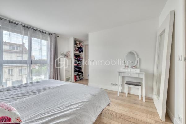 Rebecca SEBARG – BSK Immobilier a le plaisir de vous présenter cette magnifique maison familiale construite en 2014, offrant environ 96 m² habitables, auxquels s’ajoutent de généreux espaces aménagés, édifiée sur un terrain d’environ 229 m², dans un quartier calme et résidentiel, à proximité de l’école des Chênes.

Dès l’entrée, vous découvrirez un espace fonctionnel avec placard de rangement et WC séparés.

Le rez-de-chaussée se compose d’un agréable double séjour, lumineux et convivial, bénéficiant d’un accès direct à la terrasse et au jardin, ainsi que d’une grande cuisine indépendante de 13m2. 
Un accès direct permet également de rejoindre le sous-sol.

À l’étage, l’espace nuit offre trois chambres, dont une suite parentale avec dressing et salle d’eau privative avec WC. Une seconde salle de bains avec WC complète ce niveau.

Au deuxième étage, les combles aménagés développent environ 35 m² de surface au sol supplémentaire, non comptabilisés dans les 96 m² habitables : un véritable espace complémentaire, salle de jeux pour enfants ou stockage.

Le sous-sol réserve également une belle surprise avec un espace aménagé d’environ 34 m², organisé en deux-pièces, comprenant une pièce de vie avec cuisine ouverte d’environ 17,5 m², un espace nuit d’environ 11,5 m², ainsi qu’une salle de bains avec WC d’environ 5 m² et son entrée indépendante.

Une buanderie / chaufferie d’environ 9,5 m² complète ce niveau.

LES PLUS :

• Excellent classement énergétique avec un DPE B
• Chaudière gaz à condensation
• Ballon d’eau chaude neuf
• Plancher chauffant au rez-de-chaussée
• Climatisation air/air dans le séjour et les trois chambres
• Fenêtres en aluminium double vitrage
• Volets roulants électriques
• Portail électrique
• Possibilité de stationner deux véhicules sur la propriété
• Environ 34 m² aménagés supplémentaires au sous-sol
• Environ 35 m² au sol supplémentaires dans les combles aménagés
Taxe foncière: 2200€

POINT DE TRANSPARENCE : la maison est accolée sur un côté. Les deux constructions disposent de murs séparatifs distincts, avec joint de séparation visible entre les bâtiments.

De belles prestations, de beaux volumes et surtout de nombreux espaces complémentaires, pour cette jolie maison parfaitement adaptée à la vie de famille.

Une maison qui n’attend plus que sa nouvelle famille !

Pour davantage de renseignements ou pour organiser une visite, contactez Rebecca SEBARG – BSK Immobilier.