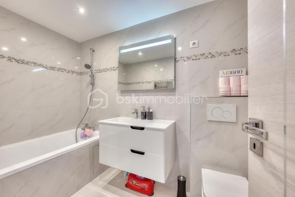 Rebecca SEBARG – BSK Immobilier a le plaisir de vous présenter cette magnifique maison familiale construite en 2014, offrant environ 96 m² habitables, auxquels s’ajoutent de généreux espaces aménagés, édifiée sur un terrain d’environ 229 m², dans un quartier calme et résidentiel, à proximité de l’école des Chênes.

Dès l’entrée, vous découvrirez un espace fonctionnel avec placard de rangement et WC séparés.

Le rez-de-chaussée se compose d’un agréable double séjour, lumineux et convivial, bénéficiant d’un accès direct à la terrasse et au jardin, ainsi que d’une grande cuisine indépendante de 13m2. 
Un accès direct permet également de rejoindre le sous-sol.

À l’étage, l’espace nuit offre trois chambres, dont une suite parentale avec dressing et salle d’eau privative avec WC. Une seconde salle de bains avec WC complète ce niveau.

Au deuxième étage, les combles aménagés développent environ 35 m² de surface au sol supplémentaire, non comptabilisés dans les 96 m² habitables : un véritable espace complémentaire, salle de jeux pour enfants ou stockage.

Le sous-sol réserve également une belle surprise avec un espace aménagé d’environ 34 m², organisé en deux-pièces, comprenant une pièce de vie avec cuisine ouverte d’environ 17,5 m², un espace nuit d’environ 11,5 m², ainsi qu’une salle de bains avec WC d’environ 5 m² et son entrée indépendante.

Une buanderie / chaufferie d’environ 9,5 m² complète ce niveau.

LES PLUS :

• Excellent classement énergétique avec un DPE B
• Chaudière gaz à condensation
• Ballon d’eau chaude neuf
• Plancher chauffant au rez-de-chaussée
• Climatisation air/air dans le séjour et les trois chambres
• Fenêtres en aluminium double vitrage
• Volets roulants électriques
• Portail électrique
• Possibilité de stationner deux véhicules sur la propriété
• Environ 34 m² aménagés supplémentaires au sous-sol
• Environ 35 m² au sol supplémentaires dans les combles aménagés
Taxe foncière: 2200€

POINT DE TRANSPARENCE : la maison est accolée sur un côté. Les deux constructions disposent de murs séparatifs distincts, avec joint de séparation visible entre les bâtiments.

De belles prestations, de beaux volumes et surtout de nombreux espaces complémentaires, pour cette jolie maison parfaitement adaptée à la vie de famille.

Une maison qui n’attend plus que sa nouvelle famille !

Pour davantage de renseignements ou pour organiser une visite, contactez Rebecca SEBARG – BSK Immobilier.