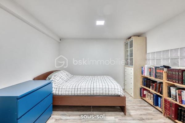 Rebecca SEBARG – BSK Immobilier a le plaisir de vous présenter cette magnifique maison familiale construite en 2014, offrant environ 96 m² habitables, auxquels s’ajoutent de généreux espaces aménagés, édifiée sur un terrain d’environ 229 m², dans un quartier calme et résidentiel, à proximité de l’école des Chênes.

Dès l’entrée, vous découvrirez un espace fonctionnel avec placard de rangement et WC séparés.

Le rez-de-chaussée se compose d’un agréable double séjour, lumineux et convivial, bénéficiant d’un accès direct à la terrasse et au jardin, ainsi que d’une grande cuisine indépendante de 13m2. 
Un accès direct permet également de rejoindre le sous-sol.

À l’étage, l’espace nuit offre trois chambres, dont une suite parentale avec dressing et salle d’eau privative avec WC. Une seconde salle de bains avec WC complète ce niveau.

Au deuxième étage, les combles aménagés développent environ 35 m² de surface au sol supplémentaire, non comptabilisés dans les 96 m² habitables : un véritable espace complémentaire, salle de jeux pour enfants ou stockage.

Le sous-sol réserve également une belle surprise avec un espace aménagé d’environ 34 m², organisé en deux-pièces, comprenant une pièce de vie avec cuisine ouverte d’environ 17,5 m², un espace nuit d’environ 11,5 m², ainsi qu’une salle de bains avec WC d’environ 5 m² et son entrée indépendante.

Une buanderie / chaufferie d’environ 9,5 m² complète ce niveau.

LES PLUS :

• Excellent classement énergétique avec un DPE B
• Chaudière gaz à condensation
• Ballon d’eau chaude neuf
• Plancher chauffant au rez-de-chaussée
• Climatisation air/air dans le séjour et les trois chambres
• Fenêtres en aluminium double vitrage
• Volets roulants électriques
• Portail électrique
• Possibilité de stationner deux véhicules sur la propriété
• Environ 34 m² aménagés supplémentaires au sous-sol
• Environ 35 m² au sol supplémentaires dans les combles aménagés
Taxe foncière: 2200€

POINT DE TRANSPARENCE : la maison est accolée sur un côté. Les deux constructions disposent de murs séparatifs distincts, avec joint de séparation visible entre les bâtiments.

De belles prestations, de beaux volumes et surtout de nombreux espaces complémentaires, pour cette jolie maison parfaitement adaptée à la vie de famille.

Une maison qui n’attend plus que sa nouvelle famille !

Pour davantage de renseignements ou pour organiser une visite, contactez Rebecca SEBARG – BSK Immobilier.
