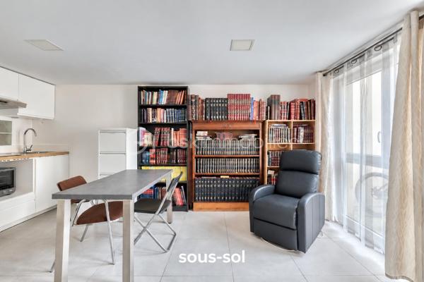 Rebecca SEBARG – BSK Immobilier a le plaisir de vous présenter cette magnifique maison familiale construite en 2014, offrant environ 96 m² habitables, auxquels s’ajoutent de généreux espaces aménagés, édifiée sur un terrain d’environ 229 m², dans un quartier calme et résidentiel, à proximité de l’école des Chênes.

Dès l’entrée, vous découvrirez un espace fonctionnel avec placard de rangement et WC séparés.

Le rez-de-chaussée se compose d’un agréable double séjour, lumineux et convivial, bénéficiant d’un accès direct à la terrasse et au jardin, ainsi que d’une grande cuisine indépendante de 13m2. 
Un accès direct permet également de rejoindre le sous-sol.

À l’étage, l’espace nuit offre trois chambres, dont une suite parentale avec dressing et salle d’eau privative avec WC. Une seconde salle de bains avec WC complète ce niveau.

Au deuxième étage, les combles aménagés développent environ 35 m² de surface au sol supplémentaire, non comptabilisés dans les 96 m² habitables : un véritable espace complémentaire, salle de jeux pour enfants ou stockage.

Le sous-sol réserve également une belle surprise avec un espace aménagé d’environ 34 m², organisé en deux-pièces, comprenant une pièce de vie avec cuisine ouverte d’environ 17,5 m², un espace nuit d’environ 11,5 m², ainsi qu’une salle de bains avec WC d’environ 5 m² et son entrée indépendante.

Une buanderie / chaufferie d’environ 9,5 m² complète ce niveau.

LES PLUS :

• Excellent classement énergétique avec un DPE B
• Chaudière gaz à condensation
• Ballon d’eau chaude neuf
• Plancher chauffant au rez-de-chaussée
• Climatisation air/air dans le séjour et les trois chambres
• Fenêtres en aluminium double vitrage
• Volets roulants électriques
• Portail électrique
• Possibilité de stationner deux véhicules sur la propriété
• Environ 34 m² aménagés supplémentaires au sous-sol
• Environ 35 m² au sol supplémentaires dans les combles aménagés
Taxe foncière: 2200€

POINT DE TRANSPARENCE : la maison est accolée sur un côté. Les deux constructions disposent de murs séparatifs distincts, avec joint de séparation visible entre les bâtiments.

De belles prestations, de beaux volumes et surtout de nombreux espaces complémentaires, pour cette jolie maison parfaitement adaptée à la vie de famille.

Une maison qui n’attend plus que sa nouvelle famille !

Pour davantage de renseignements ou pour organiser une visite, contactez Rebecca SEBARG – BSK Immobilier.