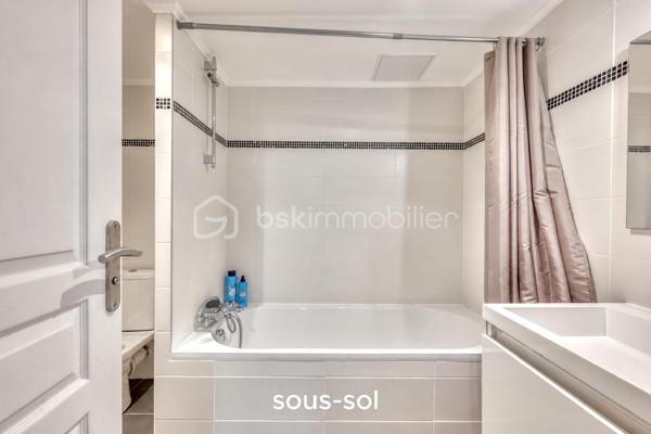 Rebecca SEBARG – BSK Immobilier a le plaisir de vous présenter cette magnifique maison familiale construite en 2014, offrant environ 96 m² habitables, auxquels s’ajoutent de généreux espaces aménagés, édifiée sur un terrain d’environ 229 m², dans un quartier calme et résidentiel, à proximité de l’école des Chênes.

Dès l’entrée, vous découvrirez un espace fonctionnel avec placard de rangement et WC séparés.

Le rez-de-chaussée se compose d’un agréable double séjour, lumineux et convivial, bénéficiant d’un accès direct à la terrasse et au jardin, ainsi que d’une grande cuisine indépendante de 13m2. 
Un accès direct permet également de rejoindre le sous-sol.

À l’étage, l’espace nuit offre trois chambres, dont une suite parentale avec dressing et salle d’eau privative avec WC. Une seconde salle de bains avec WC complète ce niveau.

Au deuxième étage, les combles aménagés développent environ 35 m² de surface au sol supplémentaire, non comptabilisés dans les 96 m² habitables : un véritable espace complémentaire, salle de jeux pour enfants ou stockage.

Le sous-sol réserve également une belle surprise avec un espace aménagé d’environ 34 m², organisé en deux-pièces, comprenant une pièce de vie avec cuisine ouverte d’environ 17,5 m², un espace nuit d’environ 11,5 m², ainsi qu’une salle de bains avec WC d’environ 5 m² et son entrée indépendante.

Une buanderie / chaufferie d’environ 9,5 m² complète ce niveau.

LES PLUS :

• Excellent classement énergétique avec un DPE B
• Chaudière gaz à condensation
• Ballon d’eau chaude neuf
• Plancher chauffant au rez-de-chaussée
• Climatisation air/air dans le séjour et les trois chambres
• Fenêtres en aluminium double vitrage
• Volets roulants électriques
• Portail électrique
• Possibilité de stationner deux véhicules sur la propriété
• Environ 34 m² aménagés supplémentaires au sous-sol
• Environ 35 m² au sol supplémentaires dans les combles aménagés
Taxe foncière: 2200€

POINT DE TRANSPARENCE : la maison est accolée sur un côté. Les deux constructions disposent de murs séparatifs distincts, avec joint de séparation visible entre les bâtiments.

De belles prestations, de beaux volumes et surtout de nombreux espaces complémentaires, pour cette jolie maison parfaitement adaptée à la vie de famille.

Une maison qui n’attend plus que sa nouvelle famille !

Pour davantage de renseignements ou pour organiser une visite, contactez Rebecca SEBARG – BSK Immobilier.