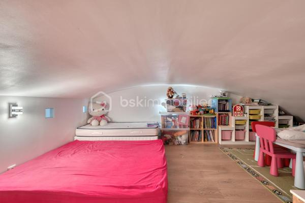 Rebecca SEBARG – BSK Immobilier a le plaisir de vous présenter cette magnifique maison familiale construite en 2014, offrant environ 96 m² habitables, auxquels s’ajoutent de généreux espaces aménagés, édifiée sur un terrain d’environ 229 m², dans un quartier calme et résidentiel, à proximité de l’école des Chênes.

Dès l’entrée, vous découvrirez un espace fonctionnel avec placard de rangement et WC séparés.

Le rez-de-chaussée se compose d’un agréable double séjour, lumineux et convivial, bénéficiant d’un accès direct à la terrasse et au jardin, ainsi que d’une grande cuisine indépendante de 13m2. 
Un accès direct permet également de rejoindre le sous-sol.

À l’étage, l’espace nuit offre trois chambres, dont une suite parentale avec dressing et salle d’eau privative avec WC. Une seconde salle de bains avec WC complète ce niveau.

Au deuxième étage, les combles aménagés développent environ 35 m² de surface au sol supplémentaire, non comptabilisés dans les 96 m² habitables : un véritable espace complémentaire, salle de jeux pour enfants ou stockage.

Le sous-sol réserve également une belle surprise avec un espace aménagé d’environ 34 m², organisé en deux-pièces, comprenant une pièce de vie avec cuisine ouverte d’environ 17,5 m², un espace nuit d’environ 11,5 m², ainsi qu’une salle de bains avec WC d’environ 5 m² et son entrée indépendante.

Une buanderie / chaufferie d’environ 9,5 m² complète ce niveau.

LES PLUS :

• Excellent classement énergétique avec un DPE B
• Chaudière gaz à condensation
• Ballon d’eau chaude neuf
• Plancher chauffant au rez-de-chaussée
• Climatisation air/air dans le séjour et les trois chambres
• Fenêtres en aluminium double vitrage
• Volets roulants électriques
• Portail électrique
• Possibilité de stationner deux véhicules sur la propriété
• Environ 34 m² aménagés supplémentaires au sous-sol
• Environ 35 m² au sol supplémentaires dans les combles aménagés
Taxe foncière: 2200€

POINT DE TRANSPARENCE : la maison est accolée sur un côté. Les deux constructions disposent de murs séparatifs distincts, avec joint de séparation visible entre les bâtiments.

De belles prestations, de beaux volumes et surtout de nombreux espaces complémentaires, pour cette jolie maison parfaitement adaptée à la vie de famille.

Une maison qui n’attend plus que sa nouvelle famille !

Pour davantage de renseignements ou pour organiser une visite, contactez Rebecca SEBARG – BSK Immobilier.