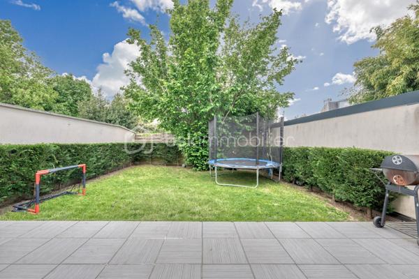 Rebecca SEBARG – BSK Immobilier a le plaisir de vous présenter cette magnifique maison familiale construite en 2014, offrant environ 96 m² habitables, auxquels s’ajoutent de généreux espaces aménagés, édifiée sur un terrain d’environ 229 m², dans un quartier calme et résidentiel, à proximité de l’école des Chênes.

Dès l’entrée, vous découvrirez un espace fonctionnel avec placard de rangement et WC séparés.

Le rez-de-chaussée se compose d’un agréable double séjour, lumineux et convivial, bénéficiant d’un accès direct à la terrasse et au jardin, ainsi que d’une grande cuisine indépendante de 13m2. 
Un accès direct permet également de rejoindre le sous-sol.

À l’étage, l’espace nuit offre trois chambres, dont une suite parentale avec dressing et salle d’eau privative avec WC. Une seconde salle de bains avec WC complète ce niveau.

Au deuxième étage, les combles aménagés développent environ 35 m² de surface au sol supplémentaire, non comptabilisés dans les 96 m² habitables : un véritable espace complémentaire, salle de jeux pour enfants ou stockage.

Le sous-sol réserve également une belle surprise avec un espace aménagé d’environ 34 m², organisé en deux-pièces, comprenant une pièce de vie avec cuisine ouverte d’environ 17,5 m², un espace nuit d’environ 11,5 m², ainsi qu’une salle de bains avec WC d’environ 5 m² et son entrée indépendante.

Une buanderie / chaufferie d’environ 9,5 m² complète ce niveau.

LES PLUS :

• Excellent classement énergétique avec un DPE B
• Chaudière gaz à condensation
• Ballon d’eau chaude neuf
• Plancher chauffant au rez-de-chaussée
• Climatisation air/air dans le séjour et les trois chambres
• Fenêtres en aluminium double vitrage
• Volets roulants électriques
• Portail électrique
• Possibilité de stationner deux véhicules sur la propriété
• Environ 34 m² aménagés supplémentaires au sous-sol
• Environ 35 m² au sol supplémentaires dans les combles aménagés
Taxe foncière: 2200€

POINT DE TRANSPARENCE : la maison est accolée sur un côté. Les deux constructions disposent de murs séparatifs distincts, avec joint de séparation visible entre les bâtiments.

De belles prestations, de beaux volumes et surtout de nombreux espaces complémentaires, pour cette jolie maison parfaitement adaptée à la vie de famille.

Une maison qui n’attend plus que sa nouvelle famille !

Pour davantage de renseignements ou pour organiser une visite, contactez Rebecca SEBARG – BSK Immobilier.
