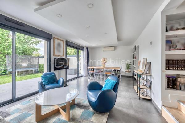 Rebecca SEBARG – BSK Immobilier a le plaisir de vous présenter cette magnifique maison familiale construite en 2014, offrant environ 96 m² habitables, auxquels s’ajoutent de généreux espaces aménagés, édifiée sur un terrain d’environ 229 m², dans un quartier calme et résidentiel, à proximité de l’école des Chênes.

Dès l’entrée, vous découvrirez un espace fonctionnel avec placard de rangement et WC séparés.

Le rez-de-chaussée se compose d’un agréable double séjour, lumineux et convivial, bénéficiant d’un accès direct à la terrasse et au jardin, ainsi que d’une grande cuisine indépendante de 13m2. 
Un accès direct permet également de rejoindre le sous-sol.

À l’étage, l’espace nuit offre trois chambres, dont une suite parentale avec dressing et salle d’eau privative avec WC. Une seconde salle de bains avec WC complète ce niveau.

Au deuxième étage, les combles aménagés développent environ 35 m² de surface au sol supplémentaire, non comptabilisés dans les 96 m² habitables : un véritable espace complémentaire, salle de jeux pour enfants ou stockage.

Le sous-sol réserve également une belle surprise avec un espace aménagé d’environ 34 m², organisé en deux-pièces, comprenant une pièce de vie avec cuisine ouverte d’environ 17,5 m², un espace nuit d’environ 11,5 m², ainsi qu’une salle de bains avec WC d’environ 5 m² et son entrée indépendante.

Une buanderie / chaufferie d’environ 9,5 m² complète ce niveau.

LES PLUS :

• Excellent classement énergétique avec un DPE B
• Chaudière gaz à condensation
• Ballon d’eau chaude neuf
• Plancher chauffant au rez-de-chaussée
• Climatisation air/air dans le séjour et les trois chambres
• Fenêtres en aluminium double vitrage
• Volets roulants électriques
• Portail électrique
• Possibilité de stationner deux véhicules sur la propriété
• Environ 34 m² aménagés supplémentaires au sous-sol
• Environ 35 m² au sol supplémentaires dans les combles aménagés
Taxe foncière: 2200€

POINT DE TRANSPARENCE : la maison est accolée sur un côté. Les deux constructions disposent de murs séparatifs distincts, avec joint de séparation visible entre les bâtiments.

De belles prestations, de beaux volumes et surtout de nombreux espaces complémentaires, pour cette jolie maison parfaitement adaptée à la vie de famille.

Une maison qui n’attend plus que sa nouvelle famille !

Pour davantage de renseignements ou pour organiser une visite, contactez Rebecca SEBARG – BSK Immobilier.