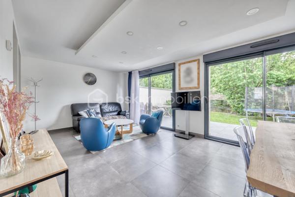 Rebecca SEBARG – BSK Immobilier a le plaisir de vous présenter cette magnifique maison familiale construite en 2014, offrant environ 96 m² habitables, auxquels s’ajoutent de généreux espaces aménagés, édifiée sur un terrain d’environ 229 m², dans un quartier calme et résidentiel, à proximité de l’école des Chênes.

Dès l’entrée, vous découvrirez un espace fonctionnel avec placard de rangement et WC séparés.

Le rez-de-chaussée se compose d’un agréable double séjour, lumineux et convivial, bénéficiant d’un accès direct à la terrasse et au jardin, ainsi que d’une grande cuisine indépendante de 13m2. 
Un accès direct permet également de rejoindre le sous-sol.

À l’étage, l’espace nuit offre trois chambres, dont une suite parentale avec dressing et salle d’eau privative avec WC. Une seconde salle de bains avec WC complète ce niveau.

Au deuxième étage, les combles aménagés développent environ 35 m² de surface au sol supplémentaire, non comptabilisés dans les 96 m² habitables : un véritable espace complémentaire, salle de jeux pour enfants ou stockage.

Le sous-sol réserve également une belle surprise avec un espace aménagé d’environ 34 m², organisé en deux-pièces, comprenant une pièce de vie avec cuisine ouverte d’environ 17,5 m², un espace nuit d’environ 11,5 m², ainsi qu’une salle de bains avec WC d’environ 5 m² et son entrée indépendante.

Une buanderie / chaufferie d’environ 9,5 m² complète ce niveau.

LES PLUS :

• Excellent classement énergétique avec un DPE B
• Chaudière gaz à condensation
• Ballon d’eau chaude neuf
• Plancher chauffant au rez-de-chaussée
• Climatisation air/air dans le séjour et les trois chambres
• Fenêtres en aluminium double vitrage
• Volets roulants électriques
• Portail électrique
• Possibilité de stationner deux véhicules sur la propriété
• Environ 34 m² aménagés supplémentaires au sous-sol
• Environ 35 m² au sol supplémentaires dans les combles aménagés
Taxe foncière: 2200€

POINT DE TRANSPARENCE : la maison est accolée sur un côté. Les deux constructions disposent de murs séparatifs distincts, avec joint de séparation visible entre les bâtiments.

De belles prestations, de beaux volumes et surtout de nombreux espaces complémentaires, pour cette jolie maison parfaitement adaptée à la vie de famille.

Une maison qui n’attend plus que sa nouvelle famille !

Pour davantage de renseignements ou pour organiser une visite, contactez Rebecca SEBARG – BSK Immobilier.