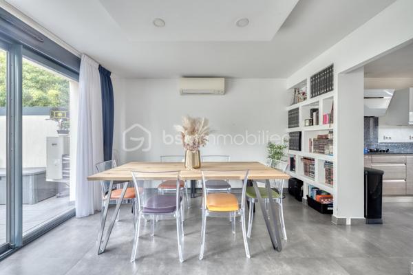 Rebecca SEBARG – BSK Immobilier a le plaisir de vous présenter cette magnifique maison familiale construite en 2014, offrant environ 96 m² habitables, auxquels s’ajoutent de généreux espaces aménagés, édifiée sur un terrain d’environ 229 m², dans un quartier calme et résidentiel, à proximité de l’école des Chênes.

Dès l’entrée, vous découvrirez un espace fonctionnel avec placard de rangement et WC séparés.

Le rez-de-chaussée se compose d’un agréable double séjour, lumineux et convivial, bénéficiant d’un accès direct à la terrasse et au jardin, ainsi que d’une grande cuisine indépendante de 13m2. 
Un accès direct permet également de rejoindre le sous-sol.

À l’étage, l’espace nuit offre trois chambres, dont une suite parentale avec dressing et salle d’eau privative avec WC. Une seconde salle de bains avec WC complète ce niveau.

Au deuxième étage, les combles aménagés développent environ 35 m² de surface au sol supplémentaire, non comptabilisés dans les 96 m² habitables : un véritable espace complémentaire, salle de jeux pour enfants ou stockage.

Le sous-sol réserve également une belle surprise avec un espace aménagé d’environ 34 m², organisé en deux-pièces, comprenant une pièce de vie avec cuisine ouverte d’environ 17,5 m², un espace nuit d’environ 11,5 m², ainsi qu’une salle de bains avec WC d’environ 5 m² et son entrée indépendante.

Une buanderie / chaufferie d’environ 9,5 m² complète ce niveau.

LES PLUS :

• Excellent classement énergétique avec un DPE B
• Chaudière gaz à condensation
• Ballon d’eau chaude neuf
• Plancher chauffant au rez-de-chaussée
• Climatisation air/air dans le séjour et les trois chambres
• Fenêtres en aluminium double vitrage
• Volets roulants électriques
• Portail électrique
• Possibilité de stationner deux véhicules sur la propriété
• Environ 34 m² aménagés supplémentaires au sous-sol
• Environ 35 m² au sol supplémentaires dans les combles aménagés
Taxe foncière: 2200€

POINT DE TRANSPARENCE : la maison est accolée sur un côté. Les deux constructions disposent de murs séparatifs distincts, avec joint de séparation visible entre les bâtiments.

De belles prestations, de beaux volumes et surtout de nombreux espaces complémentaires, pour cette jolie maison parfaitement adaptée à la vie de famille.

Une maison qui n’attend plus que sa nouvelle famille !

Pour davantage de renseignements ou pour organiser une visite, contactez Rebecca SEBARG – BSK Immobilier.