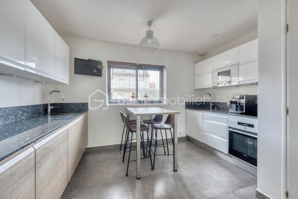 Rebecca SEBARG – BSK Immobilier a le plaisir de vous présenter cette magnifique maison familiale construite en 2014, offrant environ 96 m² habitables, auxquels s’ajoutent de généreux espaces aménagés, édifiée sur un terrain d’environ 229 m², dans un quartier calme et résidentiel, à proximité de l’école des Chênes.

Dès l’entrée, vous découvrirez un espace fonctionnel avec placard de rangement et WC séparés.

Le rez-de-chaussée se compose d’un agréable double séjour, lumineux et convivial, bénéficiant d’un accès direct à la terrasse et au jardin, ainsi que d’une grande cuisine indépendante de 13m2. 
Un accès direct permet également de rejoindre le sous-sol.

À l’étage, l’espace nuit offre trois chambres, dont une suite parentale avec dressing et salle d’eau privative avec WC. Une seconde salle de bains avec WC complète ce niveau.

Au deuxième étage, les combles aménagés développent environ 35 m² de surface au sol supplémentaire, non comptabilisés dans les 96 m² habitables : un véritable espace complémentaire, salle de jeux pour enfants ou stockage.

Le sous-sol réserve également une belle surprise avec un espace aménagé d’environ 34 m², organisé en deux-pièces, comprenant une pièce de vie avec cuisine ouverte d’environ 17,5 m², un espace nuit d’environ 11,5 m², ainsi qu’une salle de bains avec WC d’environ 5 m² et son entrée indépendante.

Une buanderie / chaufferie d’environ 9,5 m² complète ce niveau.

LES PLUS :

• Excellent classement énergétique avec un DPE B
• Chaudière gaz à condensation
• Ballon d’eau chaude neuf
• Plancher chauffant au rez-de-chaussée
• Climatisation air/air dans le séjour et les trois chambres
• Fenêtres en aluminium double vitrage
• Volets roulants électriques
• Portail électrique
• Possibilité de stationner deux véhicules sur la propriété
• Environ 34 m² aménagés supplémentaires au sous-sol
• Environ 35 m² au sol supplémentaires dans les combles aménagés
Taxe foncière: 2200€

POINT DE TRANSPARENCE : la maison est accolée sur un côté. Les deux constructions disposent de murs séparatifs distincts, avec joint de séparation visible entre les bâtiments.

De belles prestations, de beaux volumes et surtout de nombreux espaces complémentaires, pour cette jolie maison parfaitement adaptée à la vie de famille.

Une maison qui n’attend plus que sa nouvelle famille !

Pour davantage de renseignements ou pour organiser une visite, contactez Rebecca SEBARG – BSK Immobilier.