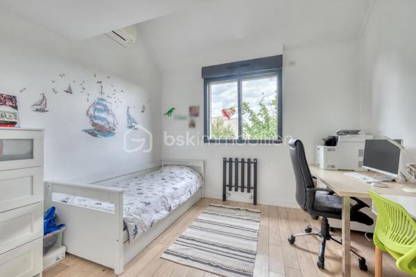 Rebecca SEBARG – BSK Immobilier a le plaisir de vous présenter cette magnifique maison familiale construite en 2014, offrant environ 96 m² habitables, auxquels s’ajoutent de généreux espaces aménagés, édifiée sur un terrain d’environ 229 m², dans un quartier calme et résidentiel, à proximité de l’école des Chênes.

Dès l’entrée, vous découvrirez un espace fonctionnel avec placard de rangement et WC séparés.

Le rez-de-chaussée se compose d’un agréable double séjour, lumineux et convivial, bénéficiant d’un accès direct à la terrasse et au jardin, ainsi que d’une grande cuisine indépendante de 13m2. 
Un accès direct permet également de rejoindre le sous-sol.

À l’étage, l’espace nuit offre trois chambres, dont une suite parentale avec dressing et salle d’eau privative avec WC. Une seconde salle de bains avec WC complète ce niveau.

Au deuxième étage, les combles aménagés développent environ 35 m² de surface au sol supplémentaire, non comptabilisés dans les 96 m² habitables : un véritable espace complémentaire, salle de jeux pour enfants ou stockage.

Le sous-sol réserve également une belle surprise avec un espace aménagé d’environ 34 m², organisé en deux-pièces, comprenant une pièce de vie avec cuisine ouverte d’environ 17,5 m², un espace nuit d’environ 11,5 m², ainsi qu’une salle de bains avec WC d’environ 5 m² et son entrée indépendante.

Une buanderie / chaufferie d’environ 9,5 m² complète ce niveau.

LES PLUS :

• Excellent classement énergétique avec un DPE B
• Chaudière gaz à condensation
• Ballon d’eau chaude neuf
• Plancher chauffant au rez-de-chaussée
• Climatisation air/air dans le séjour et les trois chambres
• Fenêtres en aluminium double vitrage
• Volets roulants électriques
• Portail électrique
• Possibilité de stationner deux véhicules sur la propriété
• Environ 34 m² aménagés supplémentaires au sous-sol
• Environ 35 m² au sol supplémentaires dans les combles aménagés
Taxe foncière: 2200€

POINT DE TRANSPARENCE : la maison est accolée sur un côté. Les deux constructions disposent de murs séparatifs distincts, avec joint de séparation visible entre les bâtiments.

De belles prestations, de beaux volumes et surtout de nombreux espaces complémentaires, pour cette jolie maison parfaitement adaptée à la vie de famille.

Une maison qui n’attend plus que sa nouvelle famille !

Pour davantage de renseignements ou pour organiser une visite, contactez Rebecca SEBARG – BSK Immobilier.