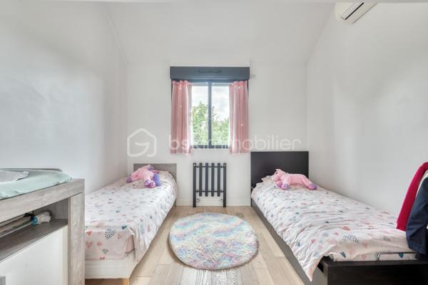 Rebecca SEBARG – BSK Immobilier a le plaisir de vous présenter cette magnifique maison familiale construite en 2014, offrant environ 96 m² habitables, auxquels s’ajoutent de généreux espaces aménagés, édifiée sur un terrain d’environ 229 m², dans un quartier calme et résidentiel, à proximité de l’école des Chênes.

Dès l’entrée, vous découvrirez un espace fonctionnel avec placard de rangement et WC séparés.

Le rez-de-chaussée se compose d’un agréable double séjour, lumineux et convivial, bénéficiant d’un accès direct à la terrasse et au jardin, ainsi que d’une grande cuisine indépendante de 13m2. 
Un accès direct permet également de rejoindre le sous-sol.

À l’étage, l’espace nuit offre trois chambres, dont une suite parentale avec dressing et salle d’eau privative avec WC. Une seconde salle de bains avec WC complète ce niveau.

Au deuxième étage, les combles aménagés développent environ 35 m² de surface au sol supplémentaire, non comptabilisés dans les 96 m² habitables : un véritable espace complémentaire, salle de jeux pour enfants ou stockage.

Le sous-sol réserve également une belle surprise avec un espace aménagé d’environ 34 m², organisé en deux-pièces, comprenant une pièce de vie avec cuisine ouverte d’environ 17,5 m², un espace nuit d’environ 11,5 m², ainsi qu’une salle de bains avec WC d’environ 5 m² et son entrée indépendante.

Une buanderie / chaufferie d’environ 9,5 m² complète ce niveau.

LES PLUS :

• Excellent classement énergétique avec un DPE B
• Chaudière gaz à condensation
• Ballon d’eau chaude neuf
• Plancher chauffant au rez-de-chaussée
• Climatisation air/air dans le séjour et les trois chambres
• Fenêtres en aluminium double vitrage
• Volets roulants électriques
• Portail électrique
• Possibilité de stationner deux véhicules sur la propriété
• Environ 34 m² aménagés supplémentaires au sous-sol
• Environ 35 m² au sol supplémentaires dans les combles aménagés
Taxe foncière: 2200€

POINT DE TRANSPARENCE : la maison est accolée sur un côté. Les deux constructions disposent de murs séparatifs distincts, avec joint de séparation visible entre les bâtiments.

De belles prestations, de beaux volumes et surtout de nombreux espaces complémentaires, pour cette jolie maison parfaitement adaptée à la vie de famille.

Une maison qui n’attend plus que sa nouvelle famille !

Pour davantage de renseignements ou pour organiser une visite, contactez Rebecca SEBARG – BSK Immobilier.