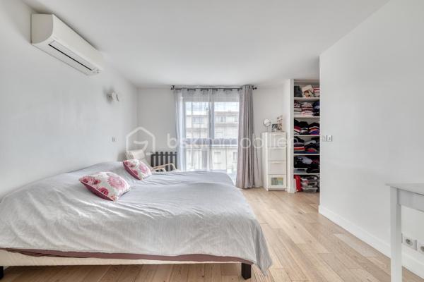 Rebecca SEBARG – BSK Immobilier a le plaisir de vous présenter cette magnifique maison familiale construite en 2014, offrant environ 96 m² habitables, auxquels s’ajoutent de généreux espaces aménagés, édifiée sur un terrain d’environ 229 m², dans un quartier calme et résidentiel, à proximité de l’école des Chênes.

Dès l’entrée, vous découvrirez un espace fonctionnel avec placard de rangement et WC séparés.

Le rez-de-chaussée se compose d’un agréable double séjour, lumineux et convivial, bénéficiant d’un accès direct à la terrasse et au jardin, ainsi que d’une grande cuisine indépendante de 13m2. 
Un accès direct permet également de rejoindre le sous-sol.

À l’étage, l’espace nuit offre trois chambres, dont une suite parentale avec dressing et salle d’eau privative avec WC. Une seconde salle de bains avec WC complète ce niveau.

Au deuxième étage, les combles aménagés développent environ 35 m² de surface au sol supplémentaire, non comptabilisés dans les 96 m² habitables : un véritable espace complémentaire, salle de jeux pour enfants ou stockage.

Le sous-sol réserve également une belle surprise avec un espace aménagé d’environ 34 m², organisé en deux-pièces, comprenant une pièce de vie avec cuisine ouverte d’environ 17,5 m², un espace nuit d’environ 11,5 m², ainsi qu’une salle de bains avec WC d’environ 5 m² et son entrée indépendante.

Une buanderie / chaufferie d’environ 9,5 m² complète ce niveau.

LES PLUS :

• Excellent classement énergétique avec un DPE B
• Chaudière gaz à condensation
• Ballon d’eau chaude neuf
• Plancher chauffant au rez-de-chaussée
• Climatisation air/air dans le séjour et les trois chambres
• Fenêtres en aluminium double vitrage
• Volets roulants électriques
• Portail électrique
• Possibilité de stationner deux véhicules sur la propriété
• Environ 34 m² aménagés supplémentaires au sous-sol
• Environ 35 m² au sol supplémentaires dans les combles aménagés
Taxe foncière: 2200€

POINT DE TRANSPARENCE : la maison est accolée sur un côté. Les deux constructions disposent de murs séparatifs distincts, avec joint de séparation visible entre les bâtiments.

De belles prestations, de beaux volumes et surtout de nombreux espaces complémentaires, pour cette jolie maison parfaitement adaptée à la vie de famille.

Une maison qui n’attend plus que sa nouvelle famille !

Pour davantage de renseignements ou pour organiser une visite, contactez Rebecca SEBARG – BSK Immobilier.