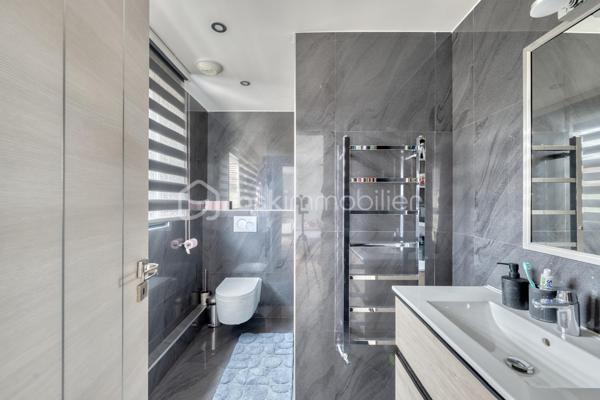 Rebecca SEBARG – BSK Immobilier a le plaisir de vous présenter cette magnifique maison familiale construite en 2014, offrant environ 96 m² habitables, auxquels s’ajoutent de généreux espaces aménagés, édifiée sur un terrain d’environ 229 m², dans un quartier calme et résidentiel, à proximité de l’école des Chênes.

Dès l’entrée, vous découvrirez un espace fonctionnel avec placard de rangement et WC séparés.

Le rez-de-chaussée se compose d’un agréable double séjour, lumineux et convivial, bénéficiant d’un accès direct à la terrasse et au jardin, ainsi que d’une grande cuisine indépendante de 13m2. 
Un accès direct permet également de rejoindre le sous-sol.

À l’étage, l’espace nuit offre trois chambres, dont une suite parentale avec dressing et salle d’eau privative avec WC. Une seconde salle de bains avec WC complète ce niveau.

Au deuxième étage, les combles aménagés développent environ 35 m² de surface au sol supplémentaire, non comptabilisés dans les 96 m² habitables : un véritable espace complémentaire, salle de jeux pour enfants ou stockage.

Le sous-sol réserve également une belle surprise avec un espace aménagé d’environ 34 m², organisé en deux-pièces, comprenant une pièce de vie avec cuisine ouverte d’environ 17,5 m², un espace nuit d’environ 11,5 m², ainsi qu’une salle de bains avec WC d’environ 5 m² et son entrée indépendante.

Une buanderie / chaufferie d’environ 9,5 m² complète ce niveau.

LES PLUS :

• Excellent classement énergétique avec un DPE B
• Chaudière gaz à condensation
• Ballon d’eau chaude neuf
• Plancher chauffant au rez-de-chaussée
• Climatisation air/air dans le séjour et les trois chambres
• Fenêtres en aluminium double vitrage
• Volets roulants électriques
• Portail électrique
• Possibilité de stationner deux véhicules sur la propriété
• Environ 34 m² aménagés supplémentaires au sous-sol
• Environ 35 m² au sol supplémentaires dans les combles aménagés
Taxe foncière: 2200€

POINT DE TRANSPARENCE : la maison est accolée sur un côté. Les deux constructions disposent de murs séparatifs distincts, avec joint de séparation visible entre les bâtiments.

De belles prestations, de beaux volumes et surtout de nombreux espaces complémentaires, pour cette jolie maison parfaitement adaptée à la vie de famille.

Une maison qui n’attend plus que sa nouvelle famille !

Pour davantage de renseignements ou pour organiser une visite, contactez Rebecca SEBARG – BSK Immobilier.