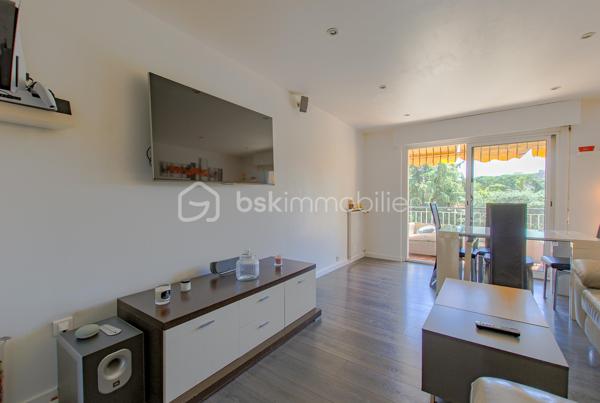 ***SOUS OFFRE**** Découvrez ce LUMINEUX 3 pièces TRAVERSANT en étage élevé, bénéficiant d’une vue dégagée et d’un environnement agréable au sein d’une copropriété parfaitement entretenue avec gardien.

L’appartement se compose d’une entrée avec placards, d’un séjour lumineux ouvrant sur une terrasse exposée plein Sud, d’une cuisine indépendante prolongée par une loggia/balcon, de deux chambres avec rangements bénéficiant chacune d'un accès extérieur, d’une salle de bain ainsi que d’un WC indépendant.

Côté confort, vous apprécierez les prestations déjà présentes : climatisation dans les chambres, double vitrage aluminium, fibre optique, parquet flottant, volet roulant électrique dans une chambre ainsi qu’un store banne sur la terrasse SUD-EST.

Une cave ainsi qu’une place de stationnement privative complètent ce bien. Possibilité de louer une seconde place de parking.

À proximité immédiate des écoles, commerces, transports et accès autoroute, cet appartement réunit tous les critères d’un CADRE DE VIE PRATIQUE et CONFORTABLE au quotidien.

VISITE VIRTUELLE POSSIBLE sur demande.
