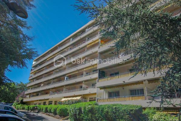 ***SOUS OFFRE**** Découvrez ce LUMINEUX 3 pièces TRAVERSANT en étage élevé, bénéficiant d’une vue dégagée et d’un environnement agréable au sein d’une copropriété parfaitement entretenue avec gardien.

L’appartement se compose d’une entrée avec placards, d’un séjour lumineux ouvrant sur une terrasse exposée plein Sud, d’une cuisine indépendante prolongée par une loggia/balcon, de deux chambres avec rangements bénéficiant chacune d'un accès extérieur, d’une salle de bain ainsi que d’un WC indépendant.

Côté confort, vous apprécierez les prestations déjà présentes : climatisation dans les chambres, double vitrage aluminium, fibre optique, parquet flottant, volet roulant électrique dans une chambre ainsi qu’un store banne sur la terrasse SUD-EST.

Une cave ainsi qu’une place de stationnement privative complètent ce bien. Possibilité de louer une seconde place de parking.

À proximité immédiate des écoles, commerces, transports et accès autoroute, cet appartement réunit tous les critères d’un CADRE DE VIE PRATIQUE et CONFORTABLE au quotidien.

VISITE VIRTUELLE POSSIBLE sur demande.