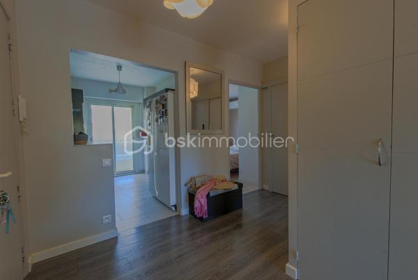 ***SOUS OFFRE**** Découvrez ce LUMINEUX 3 pièces TRAVERSANT en étage élevé, bénéficiant d’une vue dégagée et d’un environnement agréable au sein d’une copropriété parfaitement entretenue avec gardien.

L’appartement se compose d’une entrée avec placards, d’un séjour lumineux ouvrant sur une terrasse exposée plein Sud, d’une cuisine indépendante prolongée par une loggia/balcon, de deux chambres avec rangements bénéficiant chacune d'un accès extérieur, d’une salle de bain ainsi que d’un WC indépendant.

Côté confort, vous apprécierez les prestations déjà présentes : climatisation dans les chambres, double vitrage aluminium, fibre optique, parquet flottant, volet roulant électrique dans une chambre ainsi qu’un store banne sur la terrasse SUD-EST.

Une cave ainsi qu’une place de stationnement privative complètent ce bien. Possibilité de louer une seconde place de parking.

À proximité immédiate des écoles, commerces, transports et accès autoroute, cet appartement réunit tous les critères d’un CADRE DE VIE PRATIQUE et CONFORTABLE au quotidien.

VISITE VIRTUELLE POSSIBLE sur demande.