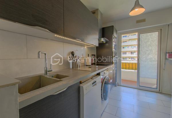 ***SOUS OFFRE**** Découvrez ce LUMINEUX 3 pièces TRAVERSANT en étage élevé, bénéficiant d’une vue dégagée et d’un environnement agréable au sein d’une copropriété parfaitement entretenue avec gardien.

L’appartement se compose d’une entrée avec placards, d’un séjour lumineux ouvrant sur une terrasse exposée plein Sud, d’une cuisine indépendante prolongée par une loggia/balcon, de deux chambres avec rangements bénéficiant chacune d'un accès extérieur, d’une salle de bain ainsi que d’un WC indépendant.

Côté confort, vous apprécierez les prestations déjà présentes : climatisation dans les chambres, double vitrage aluminium, fibre optique, parquet flottant, volet roulant électrique dans une chambre ainsi qu’un store banne sur la terrasse SUD-EST.

Une cave ainsi qu’une place de stationnement privative complètent ce bien. Possibilité de louer une seconde place de parking.

À proximité immédiate des écoles, commerces, transports et accès autoroute, cet appartement réunit tous les critères d’un CADRE DE VIE PRATIQUE et CONFORTABLE au quotidien.

VISITE VIRTUELLE POSSIBLE sur demande.