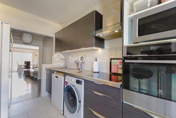 ***SOUS OFFRE**** Découvrez ce LUMINEUX 3 pièces TRAVERSANT en étage élevé, bénéficiant d’une vue dégagée et d’un environnement agréable au sein d’une copropriété parfaitement entretenue avec gardien.

L’appartement se compose d’une entrée avec placards, d’un séjour lumineux ouvrant sur une terrasse exposée plein Sud, d’une cuisine indépendante prolongée par une loggia/balcon, de deux chambres avec rangements bénéficiant chacune d'un accès extérieur, d’une salle de bain ainsi que d’un WC indépendant.

Côté confort, vous apprécierez les prestations déjà présentes : climatisation dans les chambres, double vitrage aluminium, fibre optique, parquet flottant, volet roulant électrique dans une chambre ainsi qu’un store banne sur la terrasse SUD-EST.

Une cave ainsi qu’une place de stationnement privative complètent ce bien. Possibilité de louer une seconde place de parking.

À proximité immédiate des écoles, commerces, transports et accès autoroute, cet appartement réunit tous les critères d’un CADRE DE VIE PRATIQUE et CONFORTABLE au quotidien.

VISITE VIRTUELLE POSSIBLE sur demande.